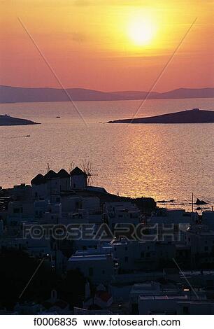 Grèce Mykonos Coucher Soleil Sur Les Mer Banques De Photographies