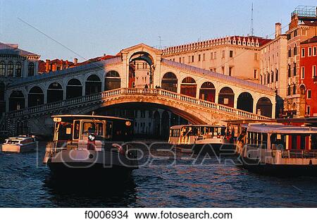 Picture - Italy, Venice, The Rialto Bridge. Fotosearch