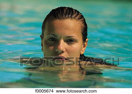 Picture - Portraits, lifestyle, exterior shot, open air, outsides. Fotosearch