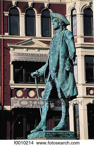 Picture - Bergen, statue of a gentleman. Fotosearch