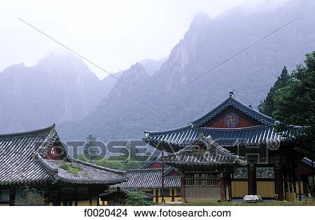 Picture - South Korea, Sorak mountains, Sinhungsa temple. Fotosearch
