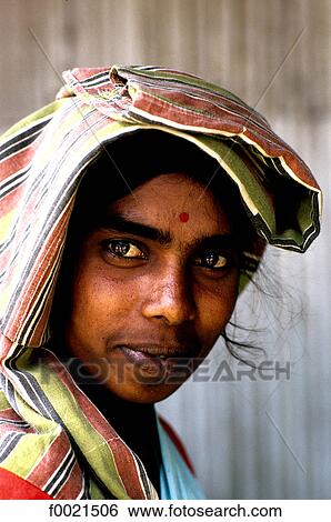 Stock Photograph - Sri Lanka, Pussellawa, tea plantation, Tamil woman picking tea. Fotosearch
