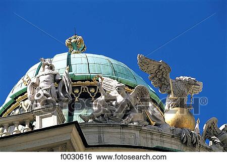 Stock Photograph - Autriche, Vienne, détails du dôme du Palais Hofburg. Fotosearch