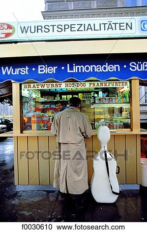 Stock Image - Autriche, Vienne, musicien devant un snack. Fotosearch