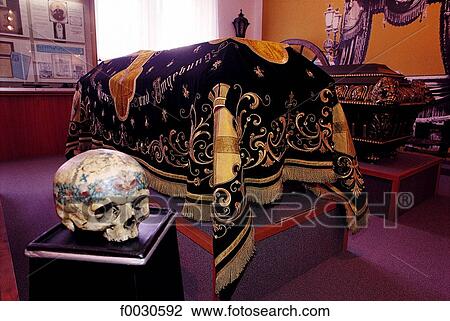 Autriche, Vienne, musée de l'art funeraire, tombeaux et crâne View Large Photo Image Stock Image - Autriche, Vienne, musée de l'art funeraire, tombeaux et crâne. Fotosearch