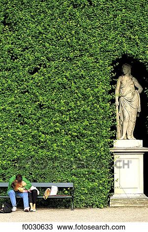 Autriche, Vienne, parc de Schönbrunn, amoureux View Large Photo Image Stock Image - Autriche, Vienne, parc de Schönbrunn, amoureux. Fotosearch