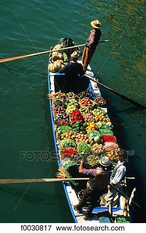 Stock Photo - Italie, Venise, barque transportant des légumes pendant la régate historique. Fotosearch