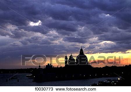 Stock Image - Italie, Venise, basilique de la salute sous un ciel d'orage. Fotosearch