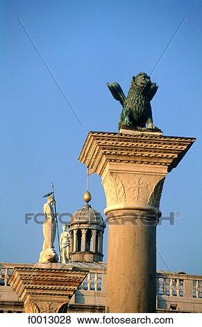 Stock Photo - Italie, Venise, colonnes de la place Saint-Marc. Fotosearch