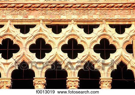 Stock Photo - Italie, Venise, détail d'architecture du Palais des Doges. Fotosearch