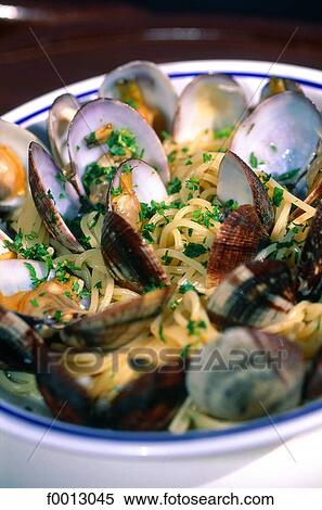 Stock Photography - Italie, Venise, gastronomie, spaghetti alle Vongole (aux palourdes). Fotosearch