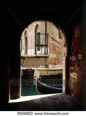 Stock Image - Italie, Venise, gondole passant devant un porche. Fotosearch