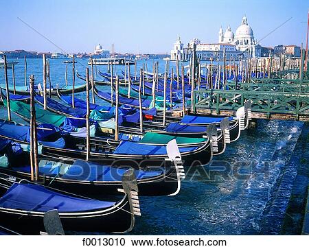 Stock Image - Italie, Venise, gondoles à quai, La Salute en arrière plan. Fotosearch