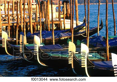 Picture - Italie, Venise, gondoles à quai. Fotosearch
