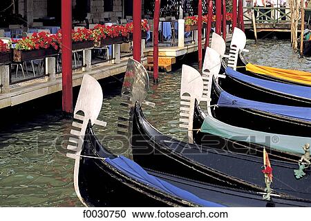 Stock Image - Italie, Venise, gondoles à quai. Fotosearch