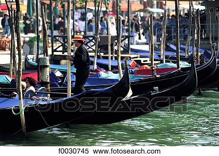Italie, Venise, gondoles à quai View Large Photo Image Stock Photography - Italie, Venise, gondoles à quai. Fotosearch
