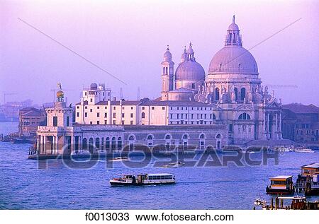 Stock Image - Italie, Venise, Grand canal, la Salute au lever du jour. Fotosearch