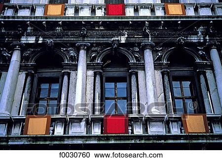 Stock Image - Italie, Venise, immeuble décoré pour la fête de l'Ascension (La Senza). Fotosearch