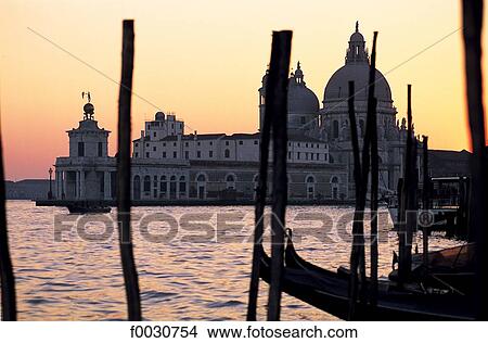 Picture - Italie, Venise, la Salute au crépuscule depuis San Marco. Fotosearch