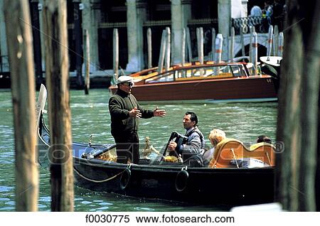 Stock Photography - Italie, Venise, musicien et chanteur sur une gondole. Fotosearch