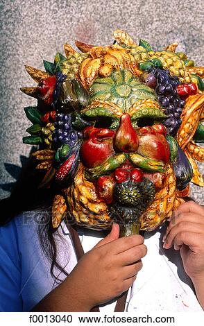 Italie, Venise, pendant le carnaval, masque de fruits et légumes View Large Photo Image Stock Image - Italie, Venise, pendant le carnaval, masque de fruits et légumes. Fotosearch