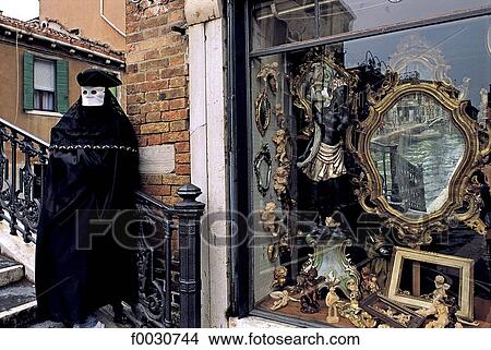Italie, Venise, personnage déguisé et vitine de magasin d'antiquités View Large Photo Image Picture - Italie, Venise, personnage déguisé et vitine de magasin d'antiquités. Fotosearch
