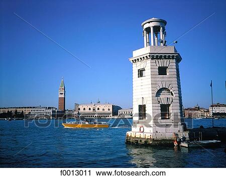 Stock Image - Italie, Venise, phare de pierre et San Marco en arrière plan. Fotosearch