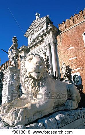 Stock Photo - Italie, Venise, sculpture à l'entrée de l'Arsenal. Fotosearch