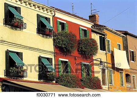 Stock Image - Italie, Venise, île Burano, façades colorées. Fotosearch