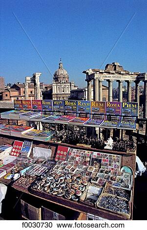 Stock Image - Italie, Rome, le Forum et vente de guides touristiques. Fotosearch