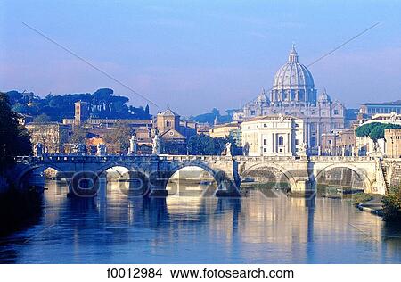 Picture - Italie, Rome, le pont San Angelo sur le Tibre, le dôme de Saint-Pierre en arrière-plan. Fotosearch