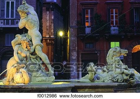 Stock Photograph - Italie, Rome, Piazza Navona, fontaine de Neptune illuminée. Fotosearch