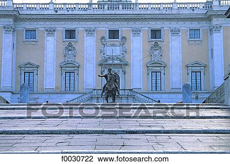 Stock Image - Italie, Rome, place du capitol, statue de Marc-Aurèle devant la mairie de Rome. Fotosearch