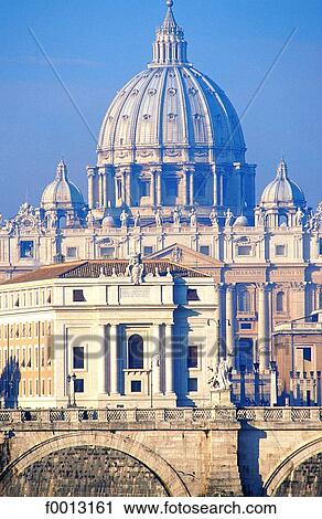 Stock Image - Italie, Rome, Vatican, le dôme de Saint-Pierre et le pont des Anges. Fotosearch