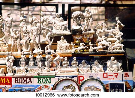 Stock Photograph - Italie, Rome, étal de souvenirs, figurines d'albâtre. Fotosearch