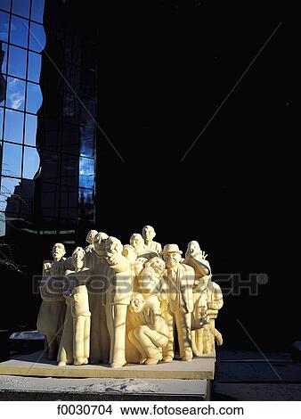 Picture - Canada, Montréal, sculpture de Masson, "le monde en marche". Fotosearch