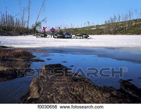 Stock Photograph - Canada, Ontario, région de Kenora, randonnée en moto-neige. Fotosearch