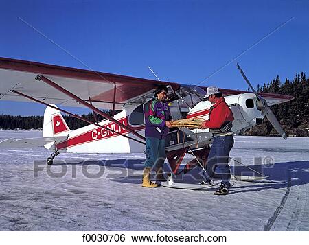 Stock Photograph - Canada, Ontario, région de Kenora, Dowswell Lake, avion sur la glace. Fotosearch