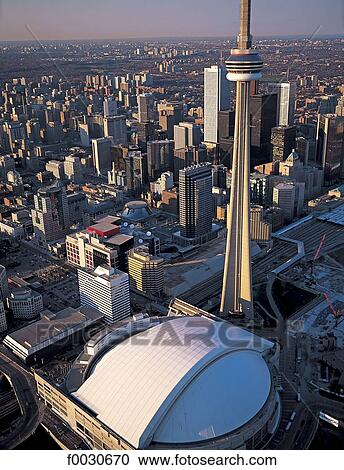 Stock Image - Canada, Ontario, Toronto, Cn Tower et Skydome, vue aérienne. Fotosearch