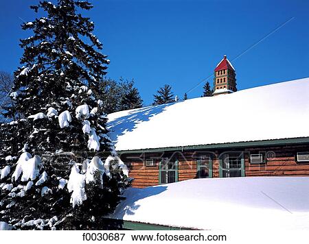 Stock Photo - Canada, Québec, Laurentide, hôtel enneigé. Fotosearch