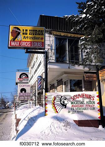 Stock Image - Canada, Québec, magasin de souvenirs indiens. Fotosearch