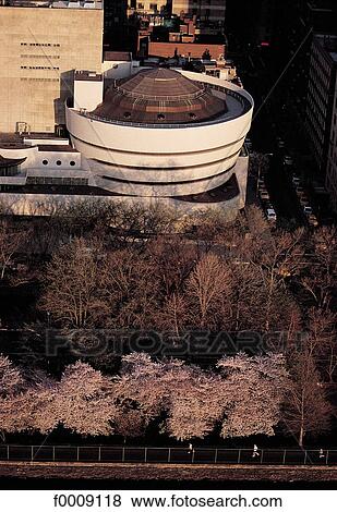 Stock Photo - Etats-Unis, New York. Manhattan, le musée Guggenheim. Fotosearch