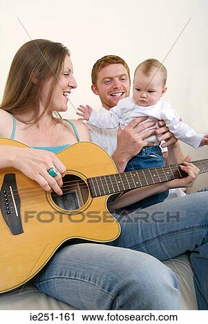 Jeu Mere Guitare Pour Elle Fille Bebe Banque D Image Ie251 161 Fotosearch