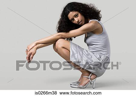 女 中に A 服 かがむ 写真館 イメージ館 Is0266m38 Fotosearch