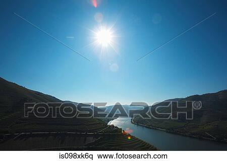 rio, douro, portugal Ampliar Foto Banco de Imagem - rio, douro, portugal. Fotosearch - Busca de Fotografias, Fotografia Mural, Fotos Clipart