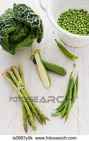 緑の野菜 で エンドウ豆 ズッキーニ アスパラガス キャベツ そして 緑 豆 ストックイメージ Is0997y0k Fotosearch