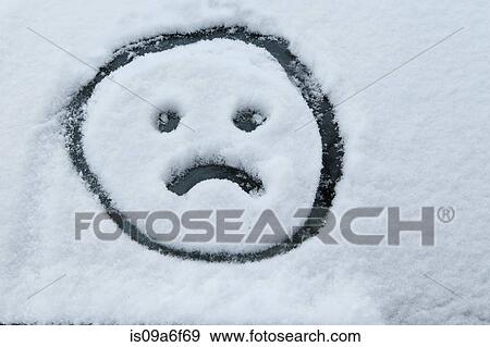 Traurig Gesicht Gezeichnet In Schnee Stock Foto Is09a6f69 Fotosearch