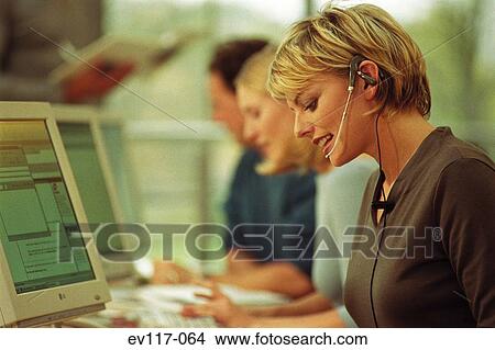 Beeld - vrouw, in, roepen centrum. Fotosearch