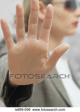 女 パッティング 彼女 手アップ カメラに 画像コレクション Is669 056 Fotosearch