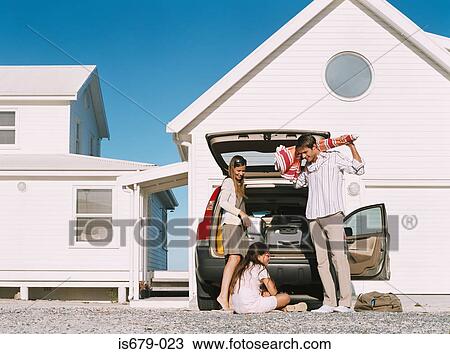 Stock Image - Family unpacking their car. Fotosearch